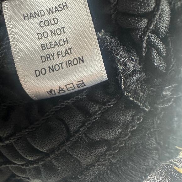 Active USA Womens V-Neck Smocked Ruffle Hem Black Floral Cropped Tank Top Small - Picture 8 of 8